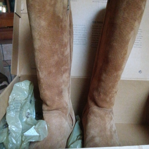 UGG Winter/Spring Boots - Picture 4 of 10